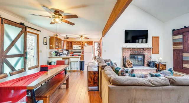 Fire Pit & Gas Grill: Charming Poconos Abode!, Rezervați Casă de vacanță Bushkill Pike County