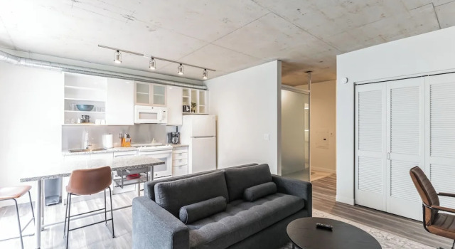 Sleek DT Cleveland Apt at City Club, Забронировать Апартаменты/квартира Апартаменты Кливленда, рядом с Торговый комплекс Galleria at Erieview, Апартаменты/квартира