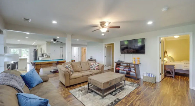 Classy Home w/ Hot Tub + Mt. Jefferson Views!, Boek Vakantiehuis West Jefferson North Carolina
