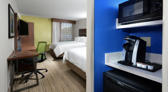 Четырёхместный номер Standard Holiday Inn Express Danville by IHG
