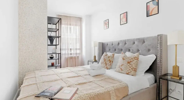 Stylish 2BR Near Faubourg Saint-Honoré, Забронировать Апартаменты/квартира Париж Иль-де-Франс, рядом с Вокзал Сен-Лазар