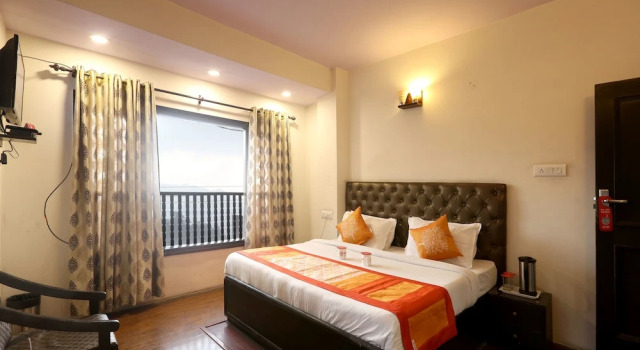 OYO Rooms 055 Mall Rd Tourism Lift