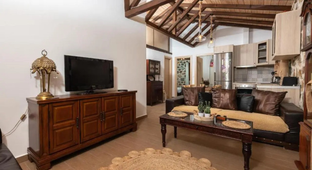 Eleni's Stone House, Book Hotel Chrisi Akti 