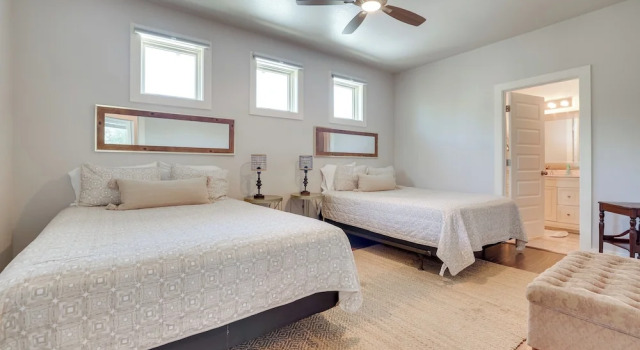 Modern Home < 1 Mi to Dwtn San Antonio & Riverwalk, Забронировать Дом для отпуска Сан-Антонио Bexar County, рядом с Button Stadim