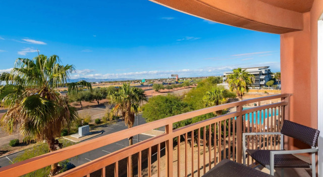 Четырёхместный номер Standard с балконом Courtyard by Marriott Phoenix West/Avondale
