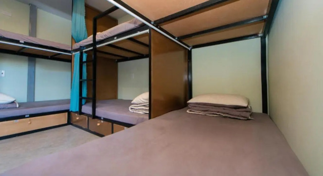 Кровать в общем номере Megi Homestay