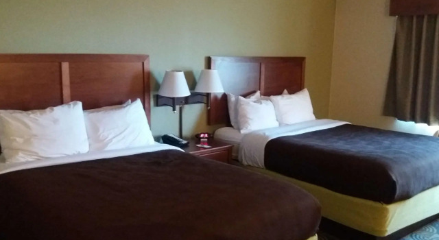 Четырёхместный номер Standard AmericInn by Wyndham Kewanee