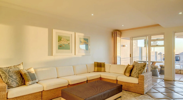 Modern Camps Bay Villa With Sea Views and Private Pool A on the Bay, Забронировать Вилла Отели Cape Peninsula с парковкой, Парковка