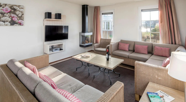 Luxurious villa with boat and game console, beach at 400 m., Book Villa Cadzand 
