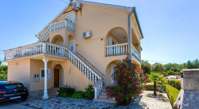Beautiful Apartment in Rasopasno With Wifi