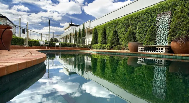 Кровать в общем номере Admiralty Inn