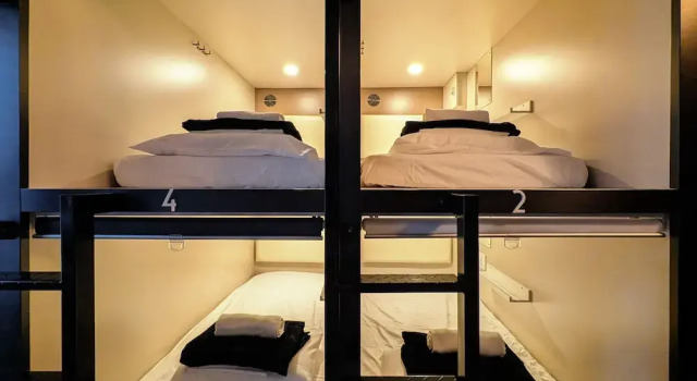 Кровать в общем номере Bishop Hostel