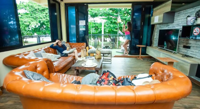 Кровать в общем номере (женский номер) Doolay Beachfront Hostel