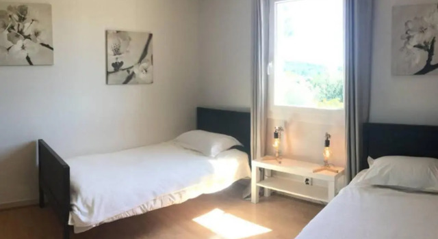 Agréable partie de maison avec piscine en plein cœur du Luberon (Vaucluse), pour 4/6 personnes. LS2-356 INFIERMA, Book Lejlighed Hoteller i Puget med parkering, Parkering