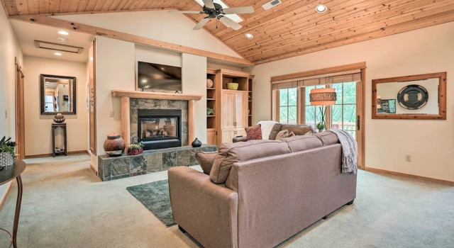 Sisters Getaway w/ Hot Tub ~ Half-mi to Dtwn!, Rezerwuj Hotel Hotele w Sisters z parkingiem, Parking