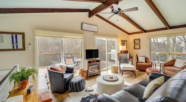 Hike, Ski & Soak: Beech Mtn Home w/ Views, Hot Tub, Забронировать Дом для отпуска Отели Бича Маунтин с парковкой, Парковка