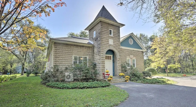 Коттедж Renovated WV Schoolhouse: History Buffs Heaven!