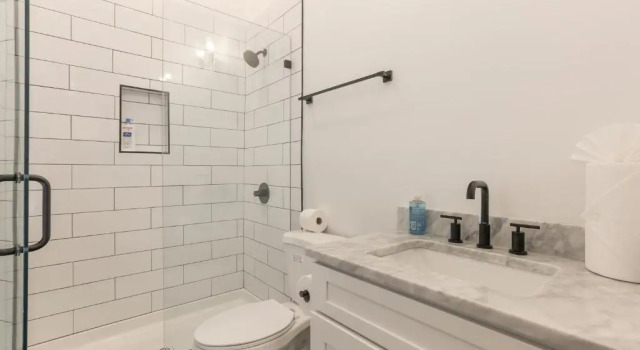 Коттедж с 6 комнатами Canal Street Mini Mansion Sleeps 12