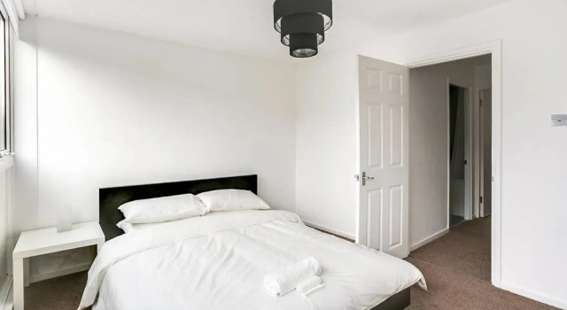 4 Bedroom Central London Flat With Balcony - 5 Mins to Oxford Street, Забронировать Отель Отели Лондона 3 звезды, рядом с Tryon &amp; Swan Gallery, 3*