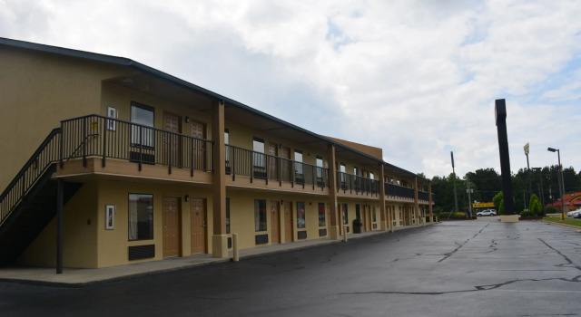 Deluxe Inn - Fayetteville I-95, Забронировать Мини-отель Фаеттевилле Северная Каролина
