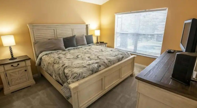 A Grand 4 Bedroom House With its own Private Pool, Забронировать Вилла Отели Lakeland - Winter Haven с парковкой, Парковка