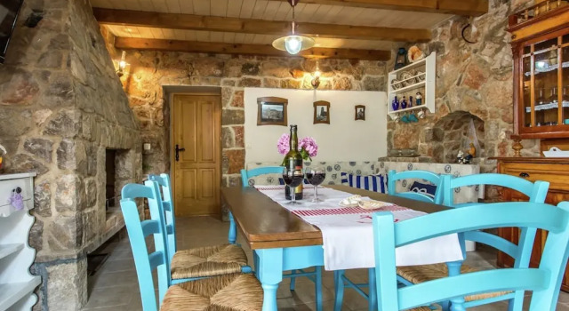 Luxurious Holiday Home in Risika with Private Beach, Varaa Hotelli Hotellit Kvarner Islands uima-altaalla, Uima-allas