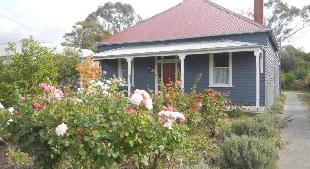Yarram Cottage: Art and Accommodation, Prenota Hotel Yarram Gippsland