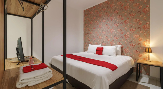RedDoorz Plus near Exit Toll Puncak 2, Rezervasyon Otel Depok West Java