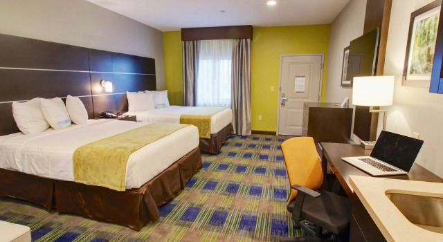 Четырёхместный номер Standard Days Inn & Suites by Wyndham Port Arthur