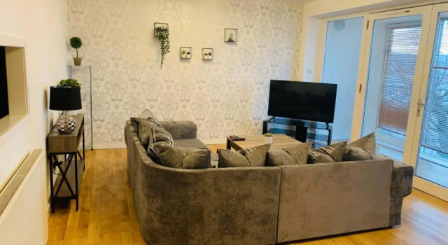 Modern 2 Bed Apartment, Close to Gla Airport & M8, Забронировать Апартаменты/квартира Отели Пейсли с парковкой, рядом с Thomas Coats Memorial Baptist Church, Парковка