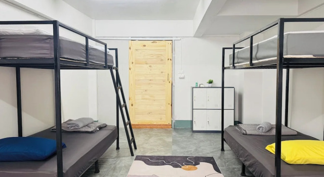 Кровать в общем номере с 6 комнатами Hee Pee hostel Buriram