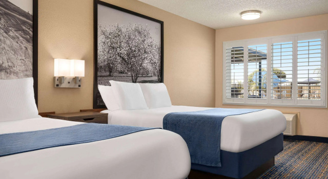Super 8 by Wyndham Lindsay Olive Tree