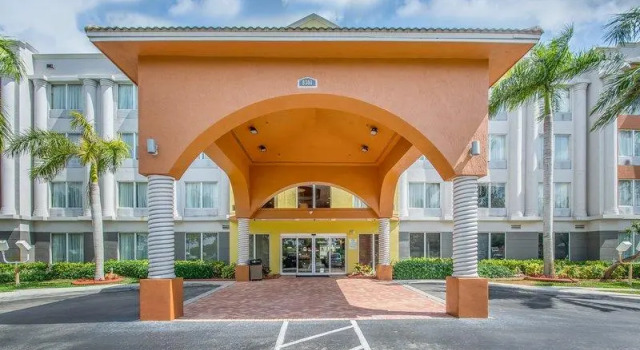Кровать в общем номере Comfort Suites Tamarac Sawgrass