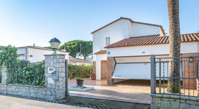 Stylish, Spacious Villa With Private Swimming Pool Walking Distance of the Beach
