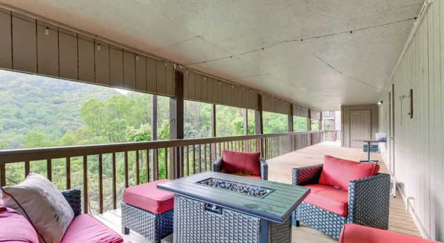 Maggie Valley Mountain Escape w/ Fireplace & Deck!