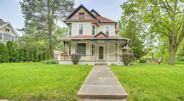 Коттедж Charming Champaign Victorian w/ Deck!