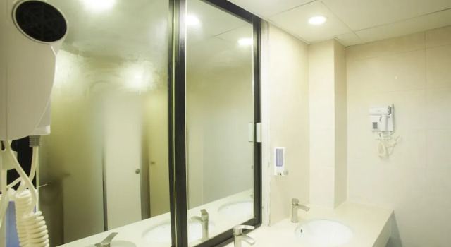 Кровать в общем номере RedDoorz Hostel @ Signature Inn