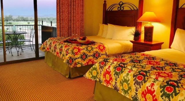 Четырёхместный номер Standard с балконом и с видом на поле для гольфа Francisco Grande Hotel and Golf Resort