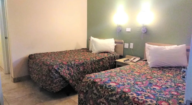 Четырёхместный номер Standard Red Carpet Inn Jeffersonville