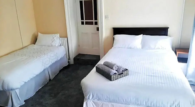 Railway Bar Accommodation, Забронировать Отель Отели Графства Лондондерри с парковкой, Парковка