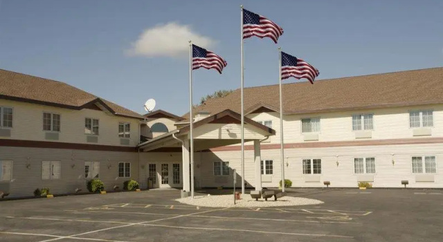 Двухместный люкс Deluxe AmericInn by Wyndham Lake Mills