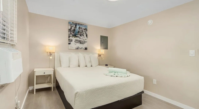 1030 Second Street 1 Bedroom Home by RedAwning, Забронировать Дом для отпуска Отели в центре Форт-Майерс-Бич, в центре, Парковка