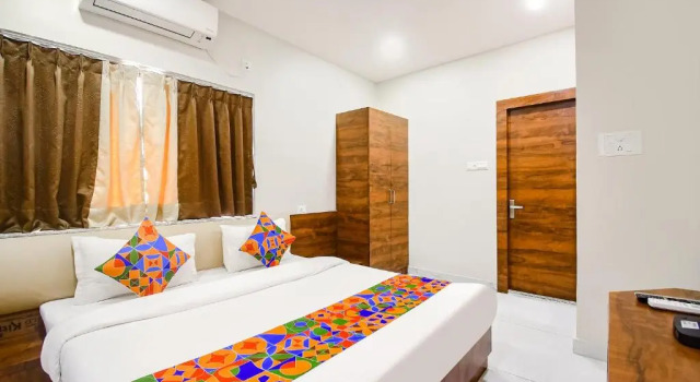 Номер Deluxe FabHotel Dak Plaza