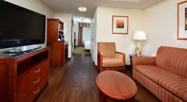 Четырёхместный полулюкс Hilton Garden Inn Raleigh Capital Blvd I-540