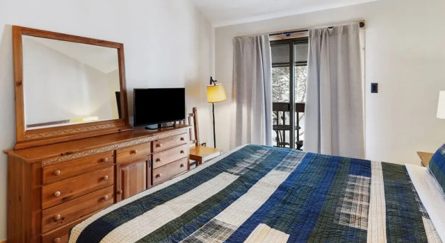 Winterset 8 pet Friendly 4 Bedroom Townhouse by RedAwning