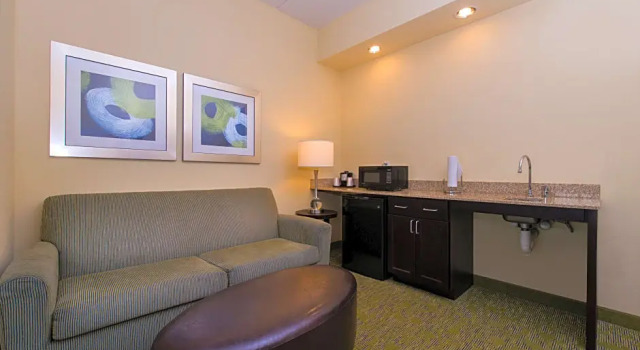 Четырёхместный люкс c 1 комнатой Holiday Inn Express and Suites Dickson City by IHG