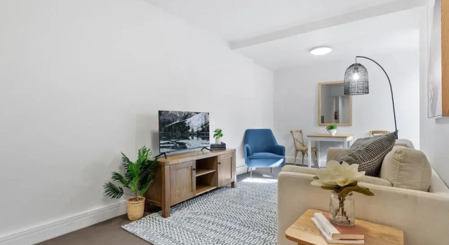 Апартаменты Chic 1-bed Apartment Steps From Shopping Street