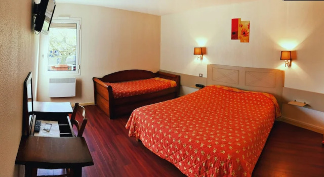Трёхместный семейный номер Standard Logis Hotels - Hôtel et Restaurant de la Montagne Noire