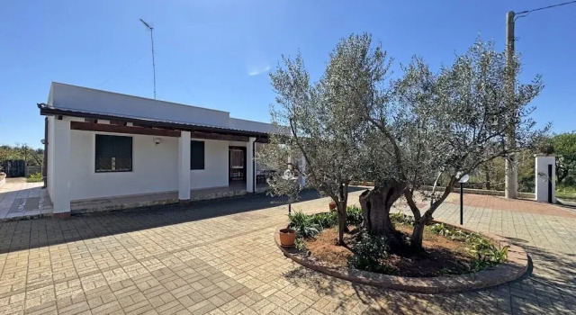 Villa Ulivo Sleeps 7 Garden Close to the sea