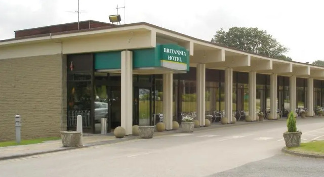 Кровать в общем номере Britannia Leeds Bradford Airport